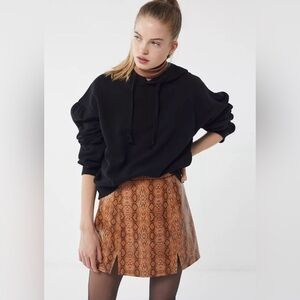 NWT URBAN OUTFITTERS Bobbi Snake Print Notched Mini
Skirt Size Medium